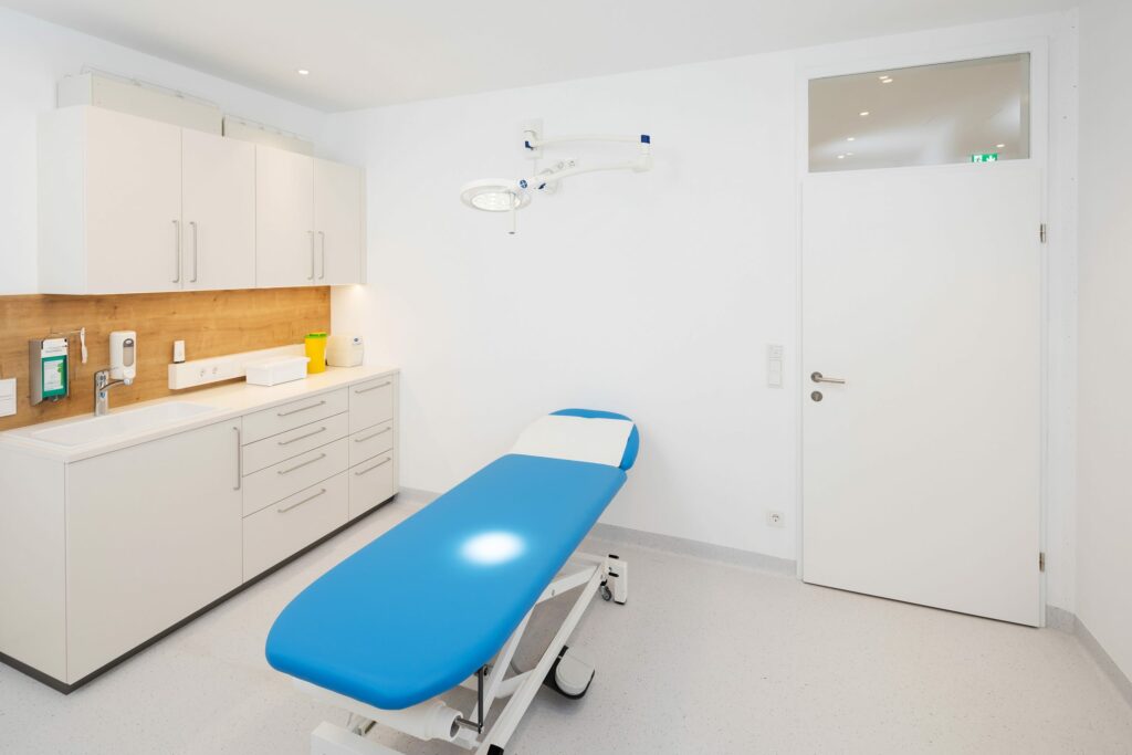 Behandlungsraum 3 Dr. Alexander Werni – Arzt für Allgemeinmedizin in Seekirchen am Wallersee